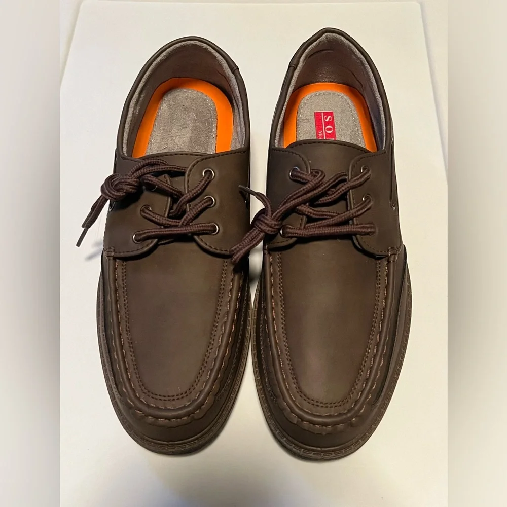 Size 8.5 men’s brown boat shoes